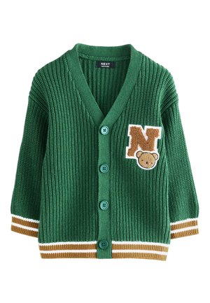 Grüne gestrickte Kinderstrickjacke mit Knöpfen, braun-weiß gestreiften Bündchen und Saum sowie einem Aufnäher mit dem Buchstaben N und einem Teddybärgesicht.