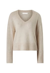 Beige gebreide trui met een v-hals, lange mouwen en geribde boorden en onderrand. Zachte textuur, cropped pasvorm en minimale details.