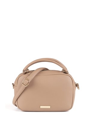 Bolso de mano de cuero beige con asa corta, correa de hombro ajustable, forma rectangular y una pequeña placa de marca de color dorado.