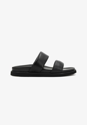 Zwarte pantoffel met twee brede, gewatteerde banden en een platte zool met lichte profiel, zijaanzicht op een witte achtergrond.