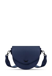 Námořnická modrá kožená kabelka přes rameno s kulatým klopou, nastavitelným popruhem a černými kovovými detaily. Hladký povrch, jednoduchý design.