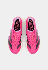 Svetlo roza športni čevlji z črnimi akcenti, s sleek obliko, teksturirano zgornjo površino in izstopajočim "ADIZERO" brandiranjem na ježku.