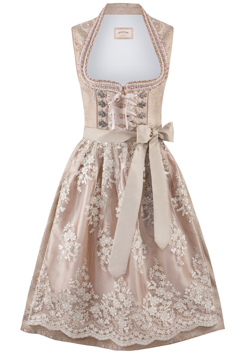 Robe dirndl traditionnelle en satin rose clair avec des broderies florales blanches complexes, un devant à laçage et un ruban de taille en satin assorti.
