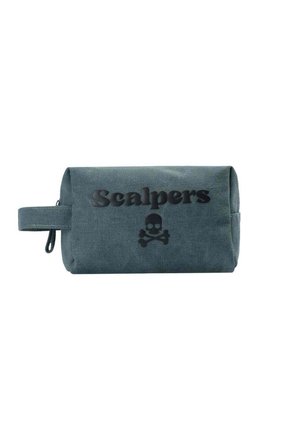 Bolsa rectangular de tela verde oscura con asa lateral, texto negro "Scalpers" y logotipo de calavera y tibias cruzadas en el frente.