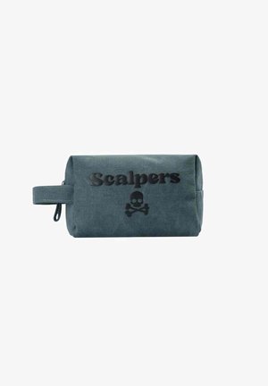 Pochette rectangulaire en tissu vert foncé avec poignée latérale, texte noir "Scalpers" et logo tête de mort avec os croisés à l'avant.