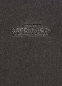 Tmavohnedá bavlnená tkanina s vyrazeným logom "COPENHAGEN". Hladká textura s úpletovým vzorom, minimalistický dizajn bez ďalších akcentov.