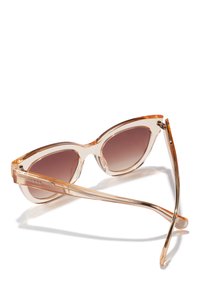 Ochelari de soare cat-eye transparenți, de culoare maro deschis, cu lentile graduale maro, având o ramă din plastic elegantă și brațe înguste.
