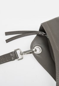 Aunts & Uncles BRAMBLE - Schoudertas - morel