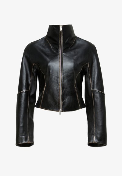 Čierna kožená skrátená bunda s vysokým golierom, predným zipsovým zapínaním a kontrastným béžovým prešívaním pozdĺž švov.