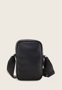 Borsa a tracolla nera in pelle con forma rettangolare, texture liscia, chiusura con zip e tracolla regolabile. Design minimalista senza hardware visibile.