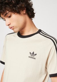adidas Originals ADICOLOR CLASSICS 3-STRIPES - Marškinėliai su spaudiniu - beige