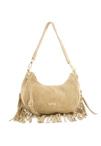 Beige suède handtas met franjes, verstelbare schouderband en hardware in goudkleur. Compacte halvemaanvorm met een gladde textuur.