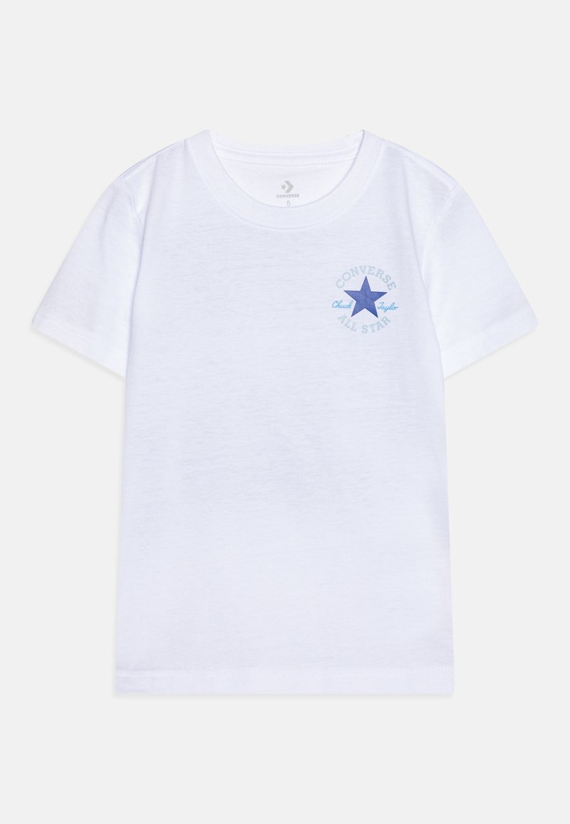T-shirt blanc à manches courtes avec logo bleu Converse Chuck Taylor All Star sur la partie supérieure gauche de la poitrine.