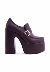 Scarpe platform in finta pelle prugna con tacco chunky e dettaglio con cinturino, caratterizzate da una punta arrotondata e una trama liscia.