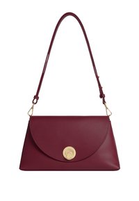 Borsa in pelle bordeaux con una pattina arrotondata e una chiusura circolare dorata. Dotata di una sola tracolla regolabile. Texture liscia.