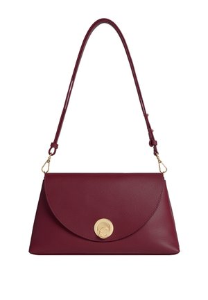 Borsa in pelle bordeaux con una pattina arrotondata e una chiusura circolare dorata. Dotata di una sola tracolla regolabile. Texture liscia.