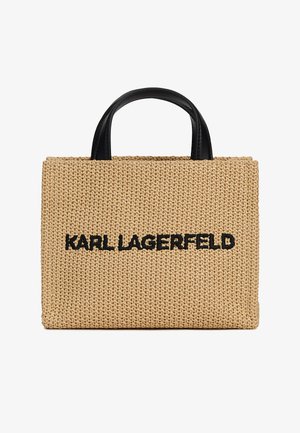 Prostokątna pleciona torebka w kolorze jasnobrązowym z czarnymi uchwytami i haftem "KARL LAGERFELD" w czarnym kolorze na środku przodu.