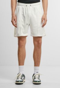 Urban Classics TENNIS CORE SHORTS - Pantaloni - offwhite