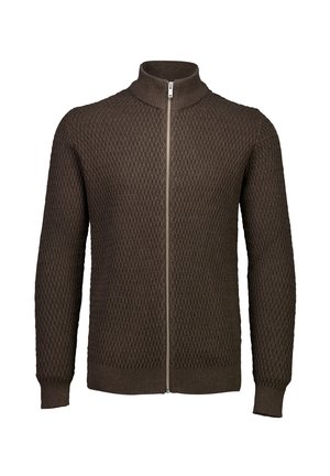 Brauner Strickpullover mit hohem Kragen und durchgehendem Reißverschluss. Besitzt ein strukturiertes Rautenmuster sowie gerippte Bündchen und Saum.