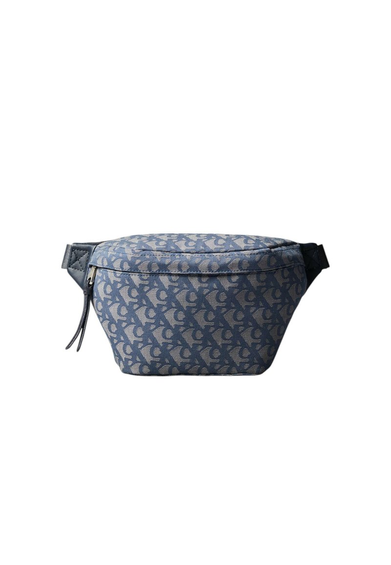 Marsupio in tela blu con un motivo logo beige chiaro. Caratterizzato da una chiusura con zip e una tracolla regolabile. Superficie texturizzata con dettagli di cucitura.