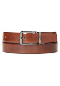 Bruin lederen riem met een gladde textuur, voorzien van een zilverkleurige metalen gesp en meerdere gaatjes voor aanpassingen. Aangevuld met een merketiket.