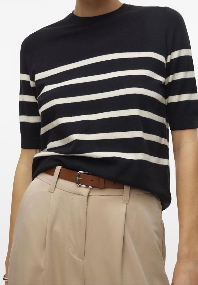 Sweter dziany w paski w kolorach granatowym i kremowym, z krótkimi rękawami i okrągłym dekoltem, zestawiony z jasnobeżowymi spodniami i brązowym paskiem.
