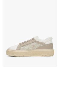 Sneakers z beżową skórzaną cholewką, teksturowaną szaro-tkaninową boczną panelem, białym noskiem oraz puszystym wykończeniem; mają grube, teksturowane podeszwy.