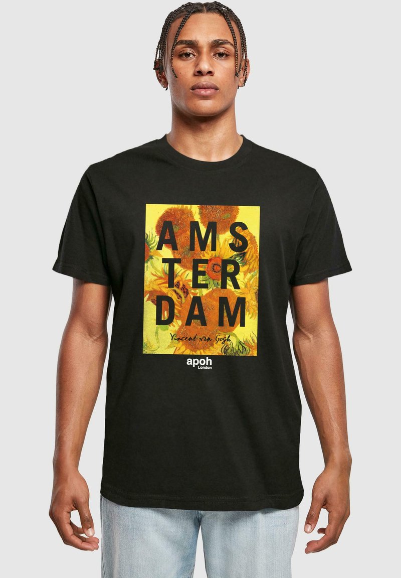 Melns kokvilnas T krekls ar krāsainu grafiku, kurā ir teksts "AMSTERDAM" un van Goga dizaini, piemērots ikdienas valkāšanai.
