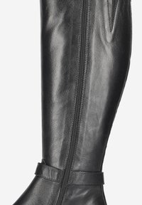 Botte haute noire en cuir jusqu'au genou avec une fermeture éclair latérale, une texture lisse et une sangle décorative autour de la cheville. Silhouette classique et épurée.