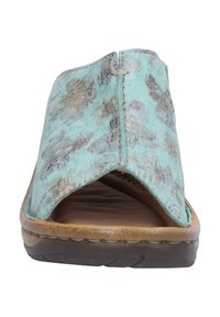 Akvamarin farvet slingback sandal med en tekstureret, leopardmønstret overdel, åben tå og en brun sål. Syningsdetaljer langs sømmet.