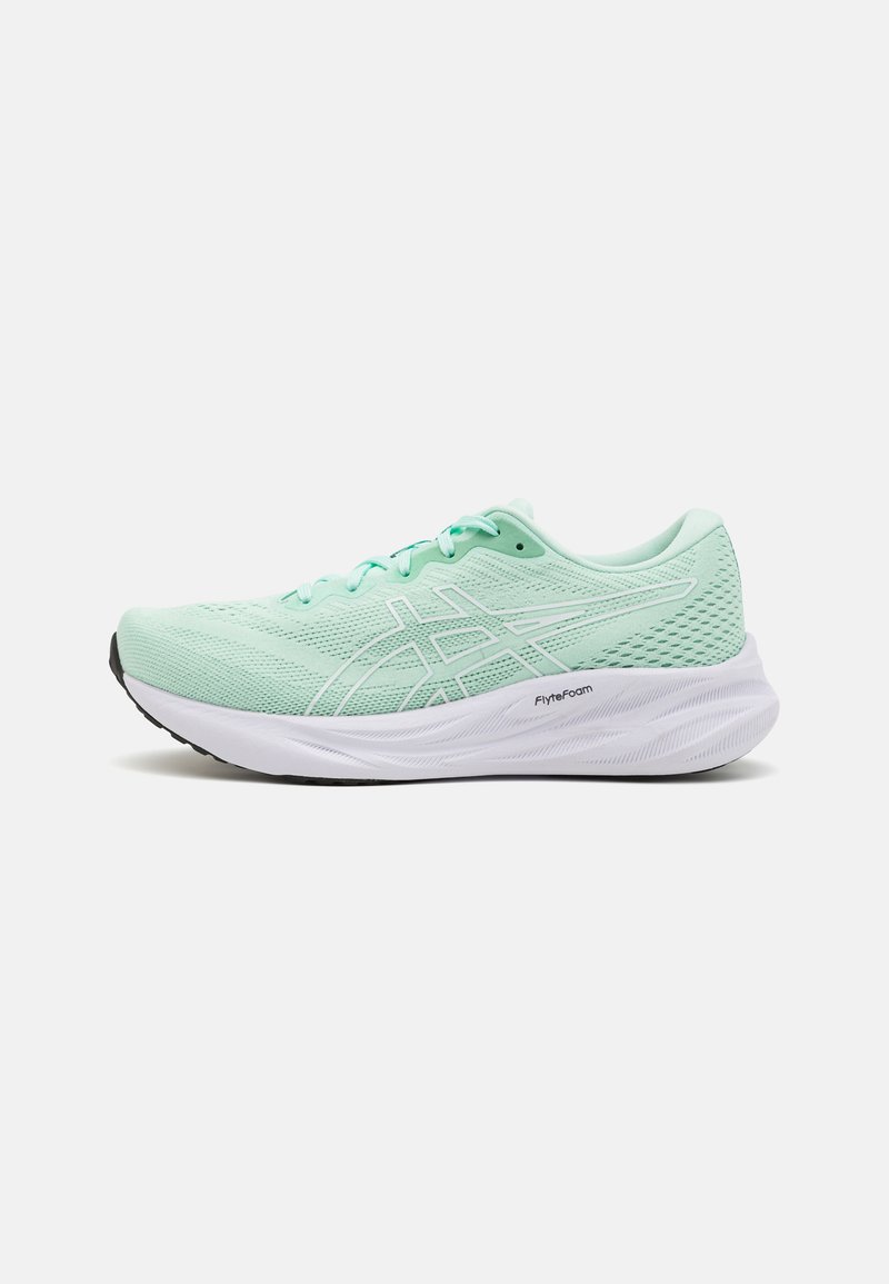 Muntgroene sportshoe met een bovenwerk van mesh, versterkte neus en witte FlyteFoam tussenzool. Heeft een gestructureerd patroon en platte veters.