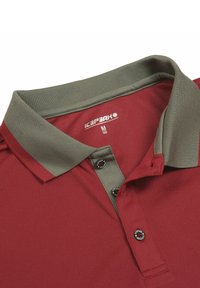 Rode polo met grijze kraag en knopenlijst, medium maat, met de merknaam "ICEPEAK" gedrukt aan de binnenkant van de kraag.