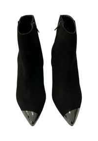 Stivaletti neri in suede con punta a punta, caratterizzati da accenti in metallo argento sulla punta e chiusure con zip sui lati. Texture liscia.