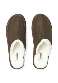 Pantoufles en daim marron avec une douce doublure en fausse fourrure blanche, dos ouvert et détails cousus le long des bords. Conception à semelle plate.