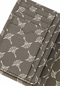 Portafoglio in pelle grigia con una superficie testurizzata, caratterizzato da un motivo bianco di piante stilizzate. Sono visibili più scomparti per carte.