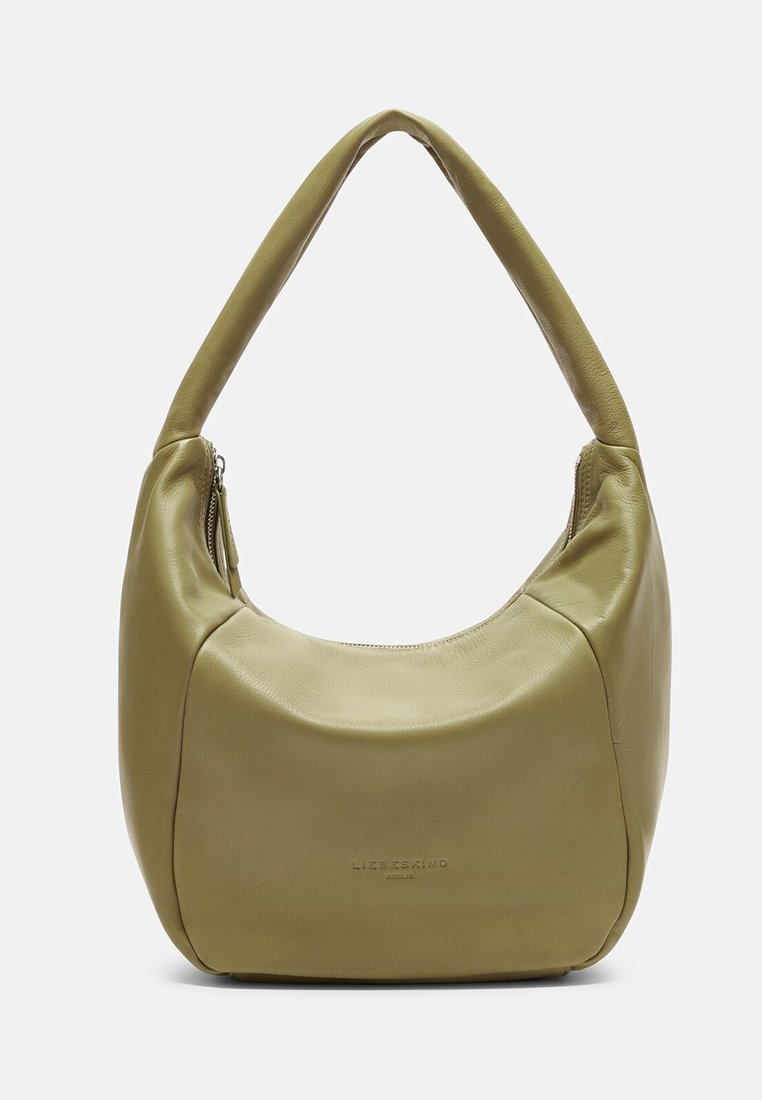 Olivengrüne Leder-Schultertasche mit einem gewölbten Obertragegriff und Reißverschluss, versehen mit einem dezent geprägten Markenlogo auf der Vorderseite.