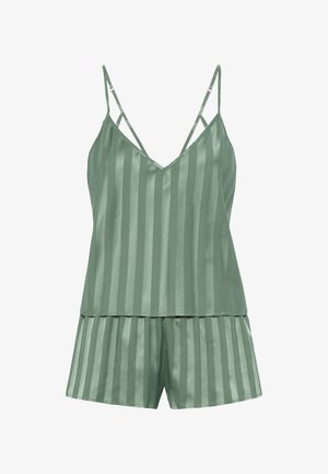 Zeleni satenski pidžama set s vertikalnim prugama. Gornji dio ima V-izrez i tanke naramenice; šorts ima nabran dizajn. Meka tekstura.