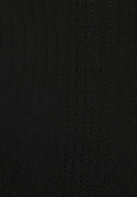 Tissu noir tricoté avec des côtes verticales et un détail central en dentelle.