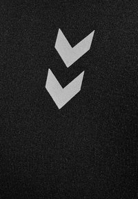 Schwarzer Stoff mit einer gerippten Textur und einem großen grauen Chevron-Muster. Das Design hat einen dezenten Glanz, der die Elastizität des Materials hervorhebt.