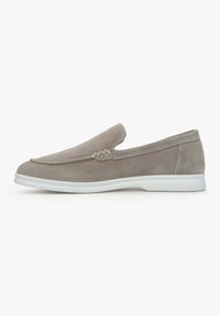 Szare zamszowe buty slip-on z okrągłym noskiem, białą gumową podeszwą, ozdobnym przeszyciem i elastycznym bokiem ułatwiającym zakładanie.