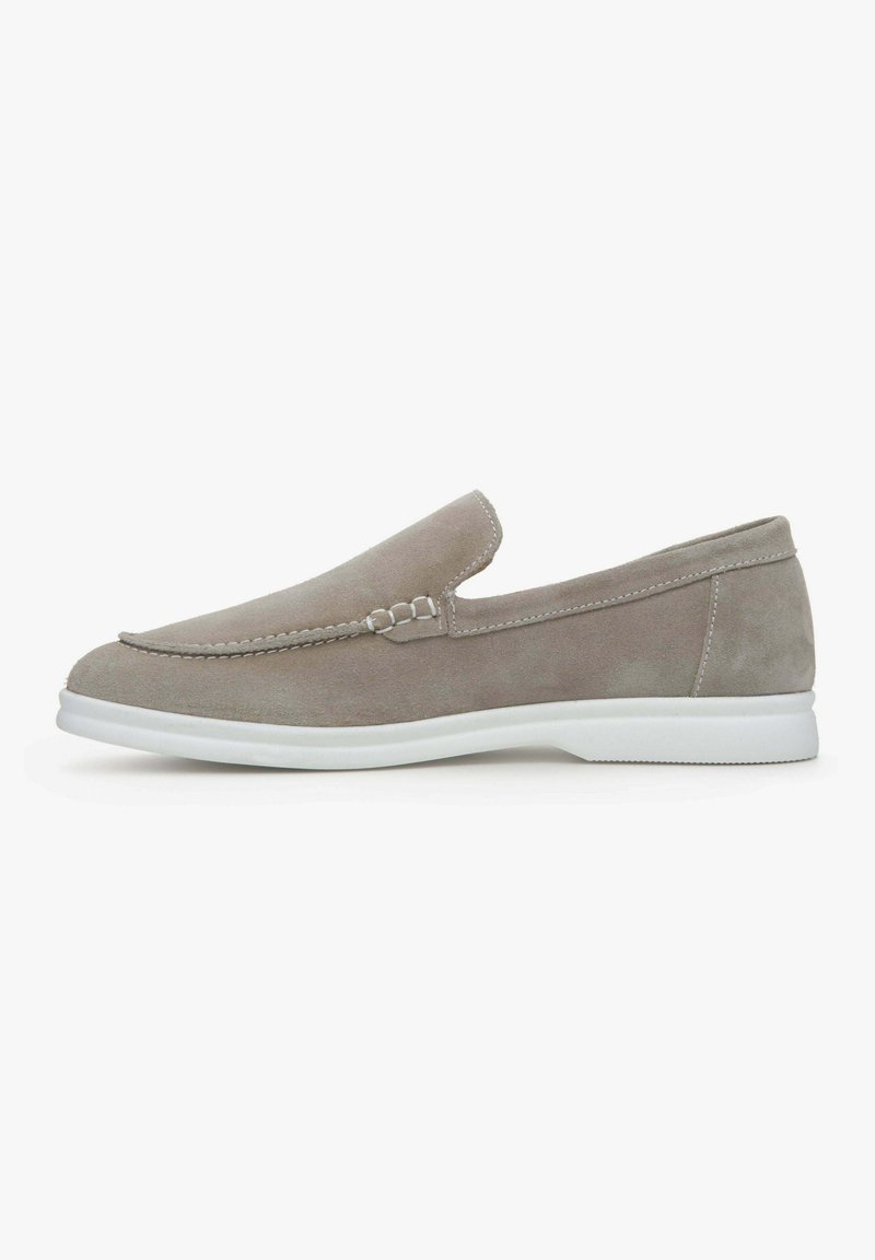 Szare zamszowe buty slip-on z okrągłym noskiem, białą gumową podeszwą, ozdobnym przeszyciem i elastycznym bokiem ułatwiającym zakładanie.