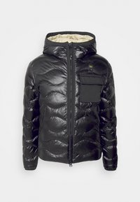 Doudoune noire avec une texture brillante, capuche et fermeture éclair. Elle présente une poche avant avec rabat et un design matelassé arrondi.