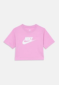 Roosa lühike t-särk, valmistatud puuvillast, esiküljel valge Nike logo. Lühikesed varrukad ja ümmargune kaelus.