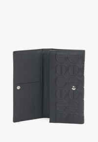 Czarna skórzana portmonetka z wytłaczanym okrągłym wzorem, wieloma kieszeniami na karty oraz zapięciem na zatrzask. Gładka tekstura, niezarysowane wnętrze.