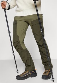 Fjällräven KEB TROUSERS M - Hlače za otvoreno - deep forest/laurel green