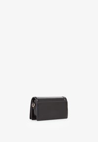 Cartera de cuero negro con forma rectangular, textura suave y diseño minimalista. Presenta un acento en metal dorado y una parte superior plegada.