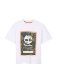 T-shirt en coton blanc avec un graphique camo vert, un logo d'arbre blanc et une bordure orange. Coupe boxy, col rond et manches courtes.