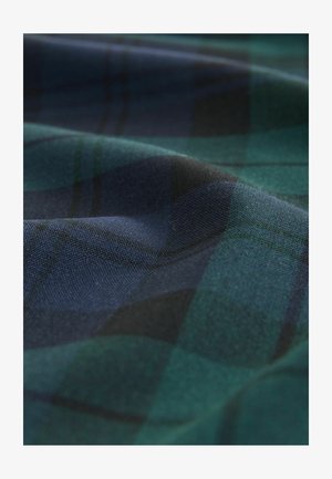 Tartan tyg med grön och marinblå rutmönster och en mjuk, texturerad yta som visar på intrikata vävda detaljer.
