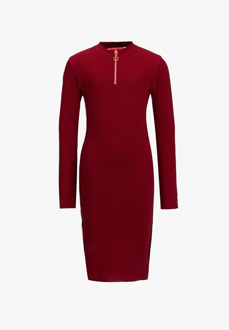 Robe rouge foncé côtelée à manches longues, longueur genou, avec une fermeture éclair courte rose et un tire-zip rond au niveau de l'encolure.