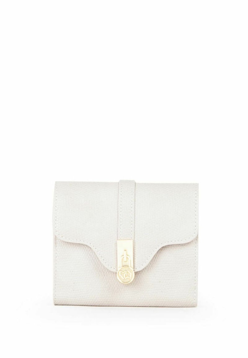 Cartera de cuero beige claro con superficie texturizada, cierre de solapa y herrajes en tono dorado con un acento de logo. Forma rectangular compacta.